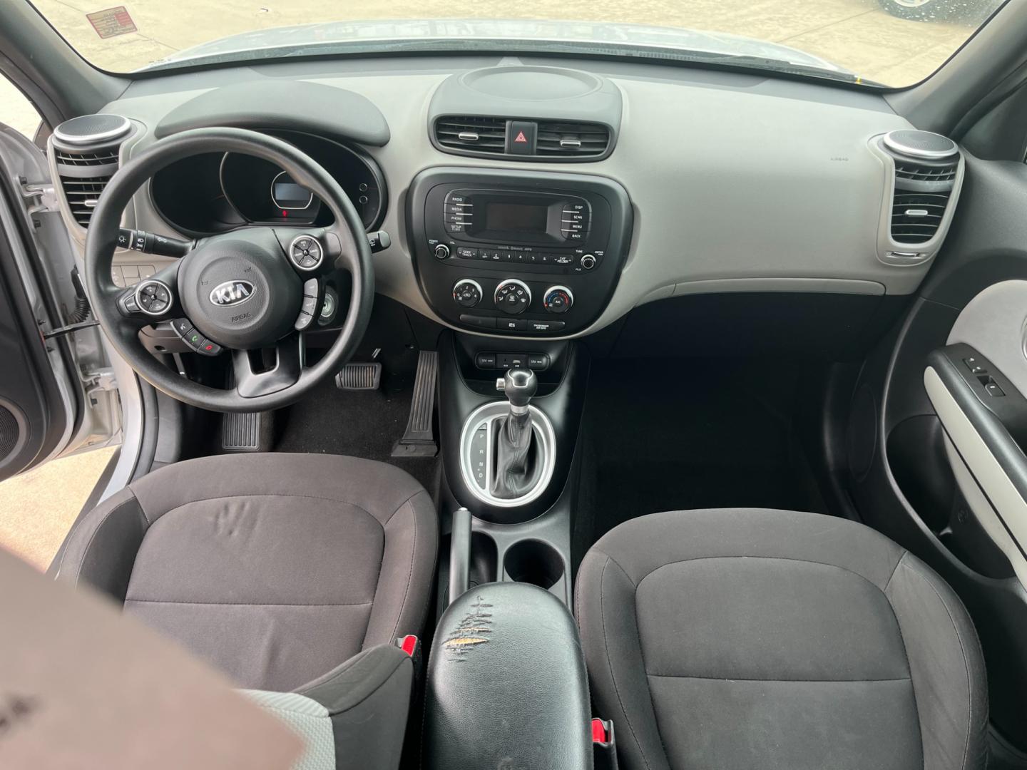 2016 SILVER /black Kia Soul Base 6A (KNDJN2A28G7) with an 1.6L L4 DOHC 16V engine, 6A transmission, located at 14700 Tomball Parkway 249, Houston, TX, 77086, (281) 444-2200, 29.928619, -95.504074 - Photo#10